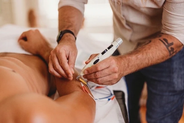 Motor point needling with electrostimulation at Ascend Acupuncture Byron Bay